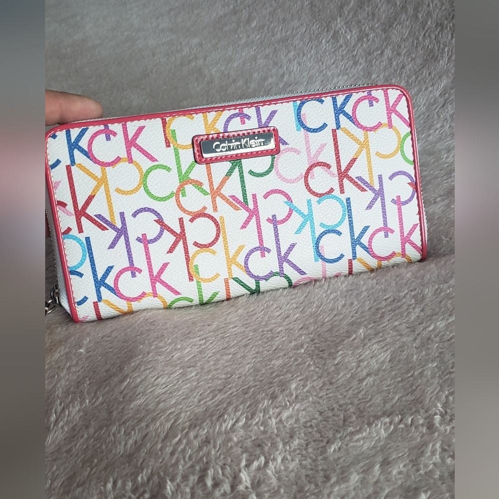 NWT CALVIN KLEIN WALLET COLORFUL LOGO